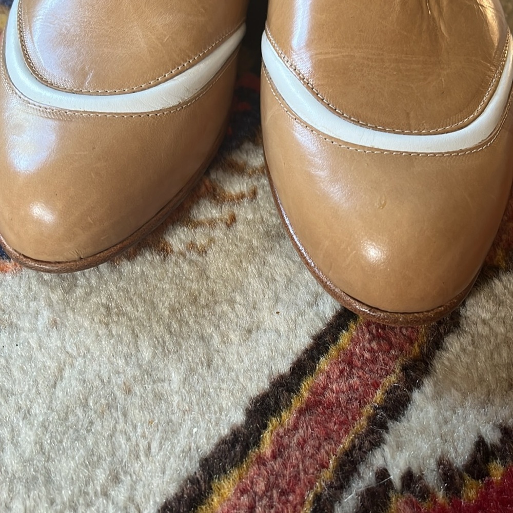 NWOT Vintage Joan & David leather loafers. Tan with white piping detail. Size 9 - Picture 4 of 6